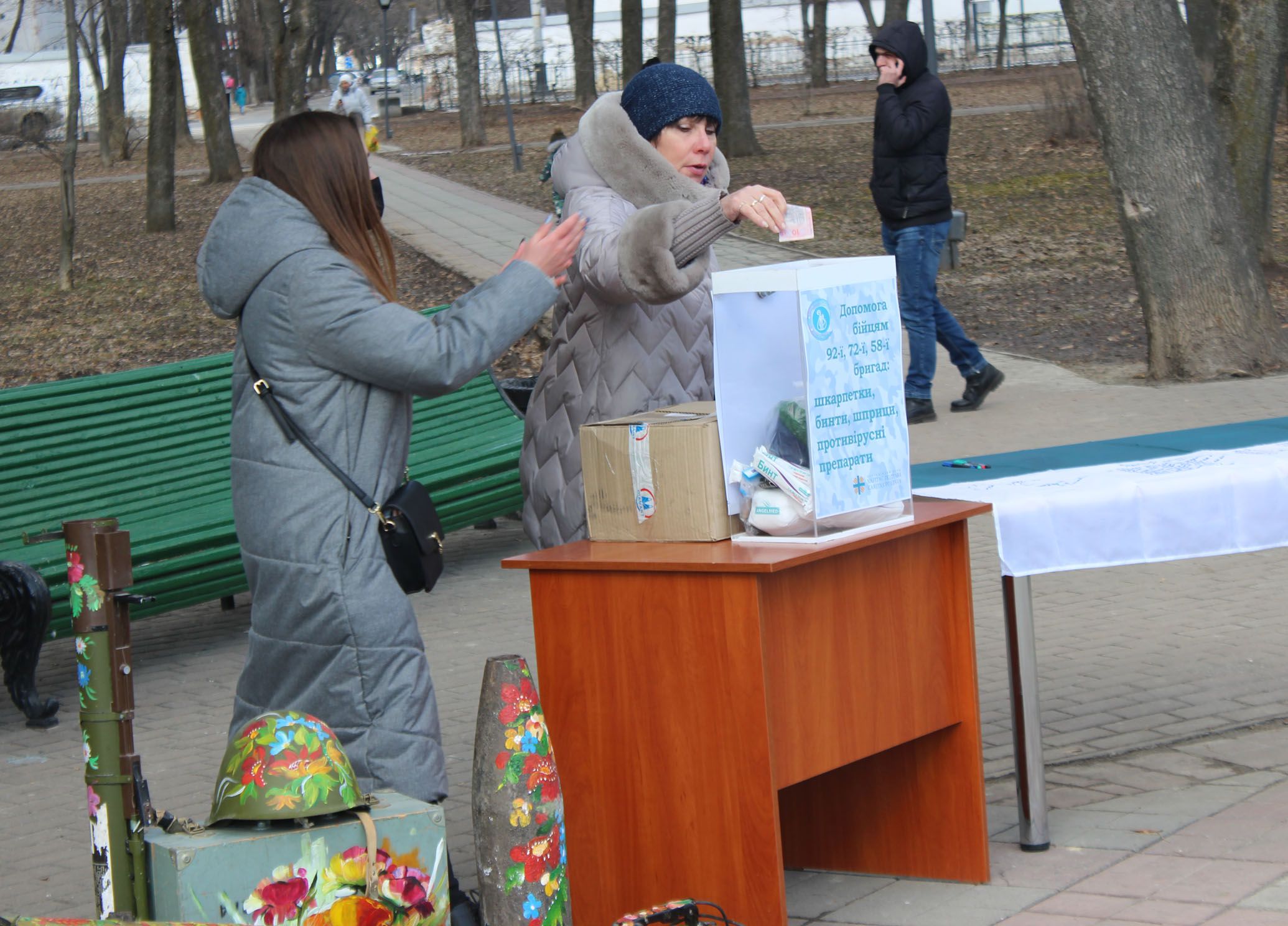 Поділилися із солдатами душевним теплом і... шкарпетками